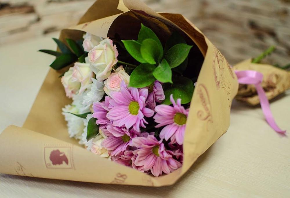 Букет улыбка в 40 лет октября Букет цветов из: Розы и Хризантемы в 40 лет октября