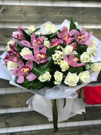 Букет цветов из: Розы и Хризантемы в 40 лет октября