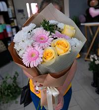 Букет цветов из:  Герберы, Розы и Хризантемы в 40 лет октября
