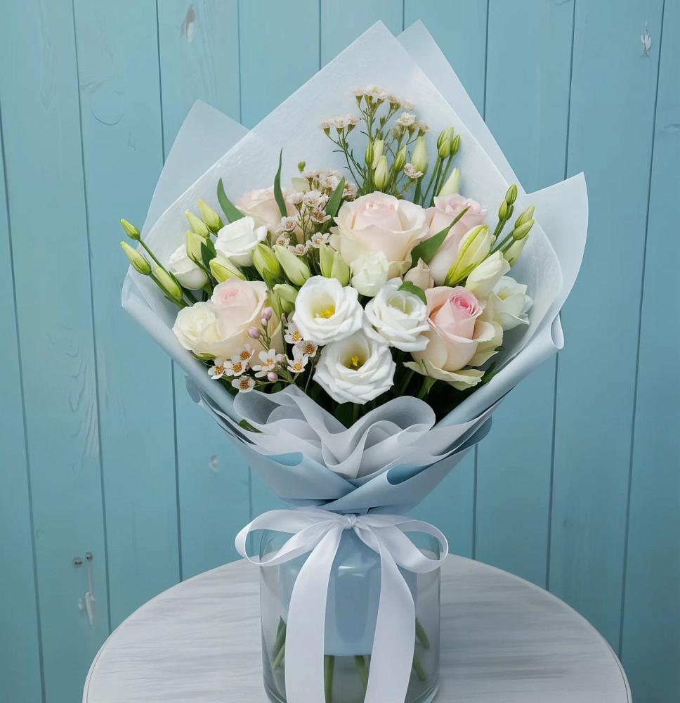 Букет цветов из: Розы и Лизиантусы в 40 лет октября