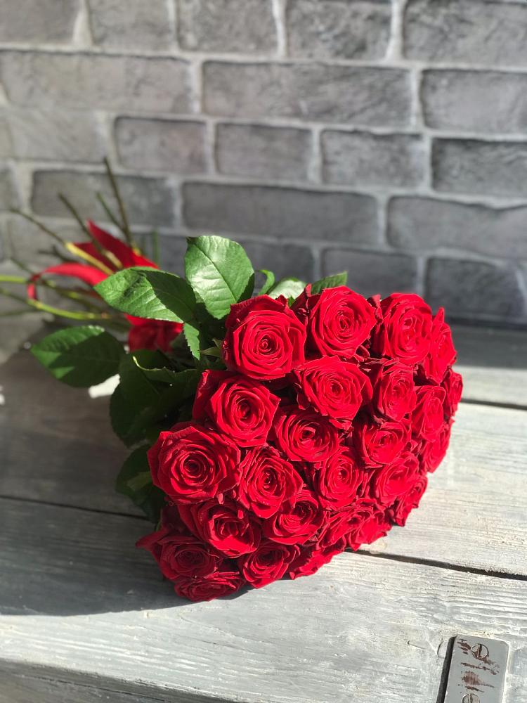 Букет Красные розы Фридом в 40 лет октября