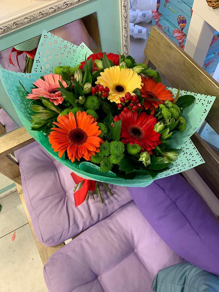 Букет цветочная поляна в 40 лет октября Букет цветов из: Герберы, Хризантемы и Альстромерии в 40 лет октября