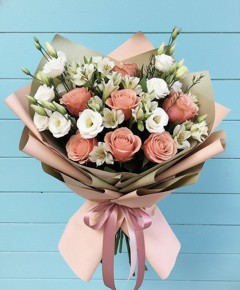Букет цветов из: Розы, Альстромерии и Лизиантусы в 40 лет октября