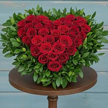 Цветочная композиция из Розы в виде сердца в 40 лет октября