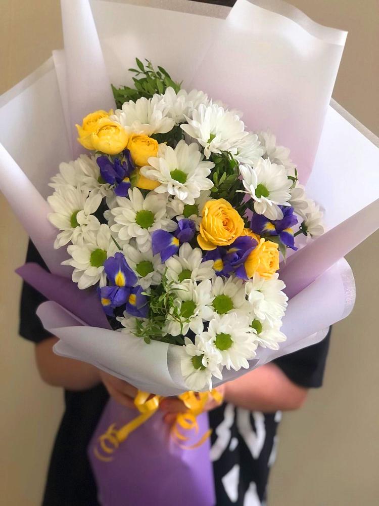 Букет цветов из: Ирисы, Хризантемы и Розы в 40 лет октября