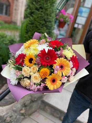 Букет цветов из: Герберы, Ромашки, Хризантемы, Розы и Подсолнухи в 40 лет октября