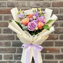 Букет цветов из:  Лизиантусы и Розы в 40 лет октября