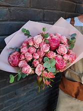 Букет розы в пальмах в 40 лет октября Букет цветов из: Розы в 40 лет октября