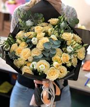 Букет птица счастья в 40 лет октября Букет цветов из: Розы и Лизиантусы в 40 лет октября