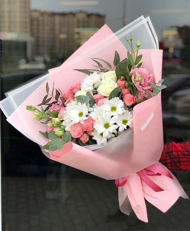 Букет цветов из: Розы, Лизиантусы и Хризантемы в 40 лет октября
