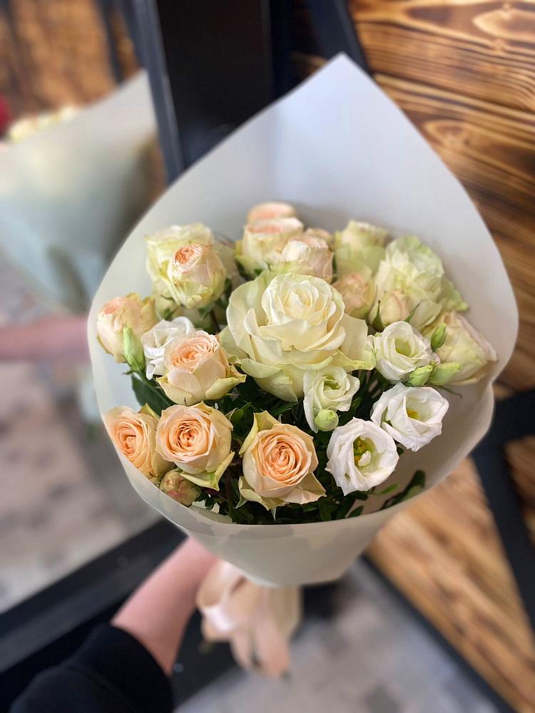 Букет Летний бриз в 40 лет октября Букет цветов из: Розы и Лизиантусы в 40 лет октября