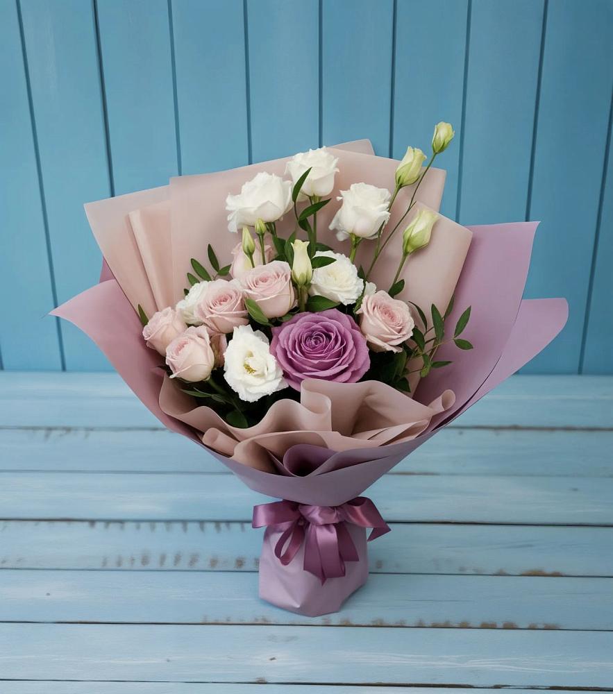 Букет цветов из: Розы и Лизиантусы в 40 лет октября